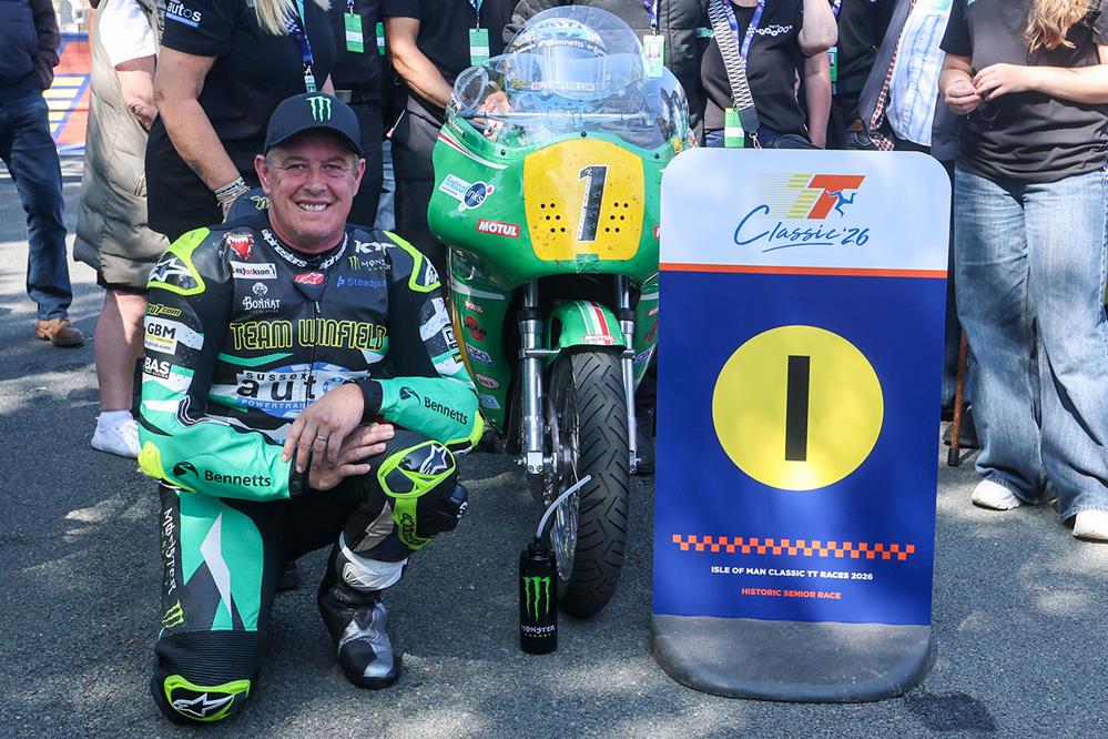 John McGuinness célèbre sa victoire au Historic Senior Classic TT. (Crédit : Callum Staley / Pacemaker Press)