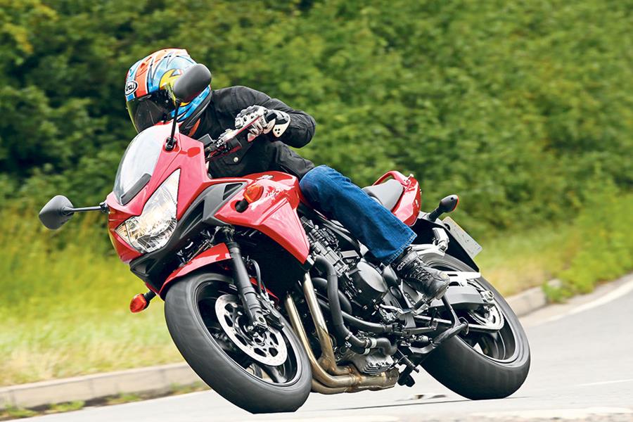 Suzuki Bandit 1250 cornering at speed