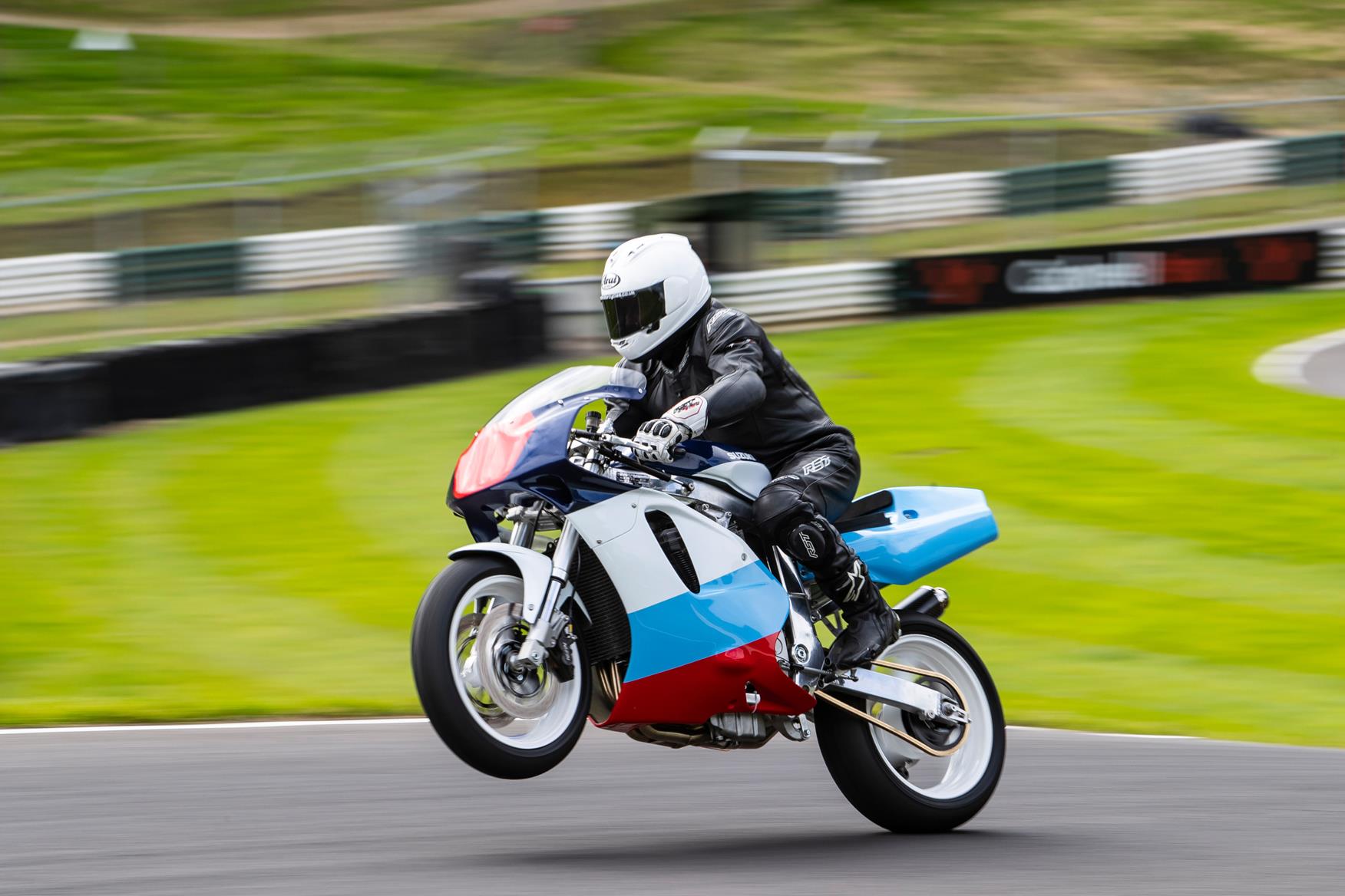 Carl Fogarty to headline special classic bike anniversary weekend at Cadwell Park in Lincolnshire