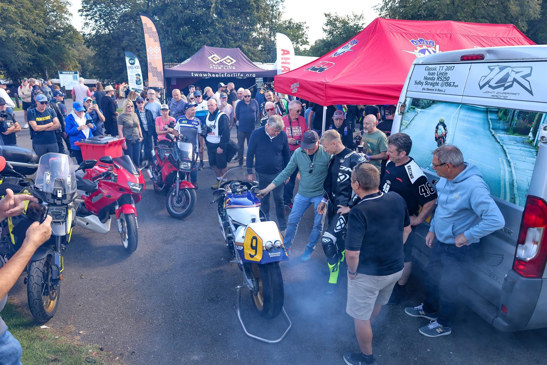 Racing stars and stunning weather draw big crowd to Cadwell Moto celebration weekend at Cadwell Park