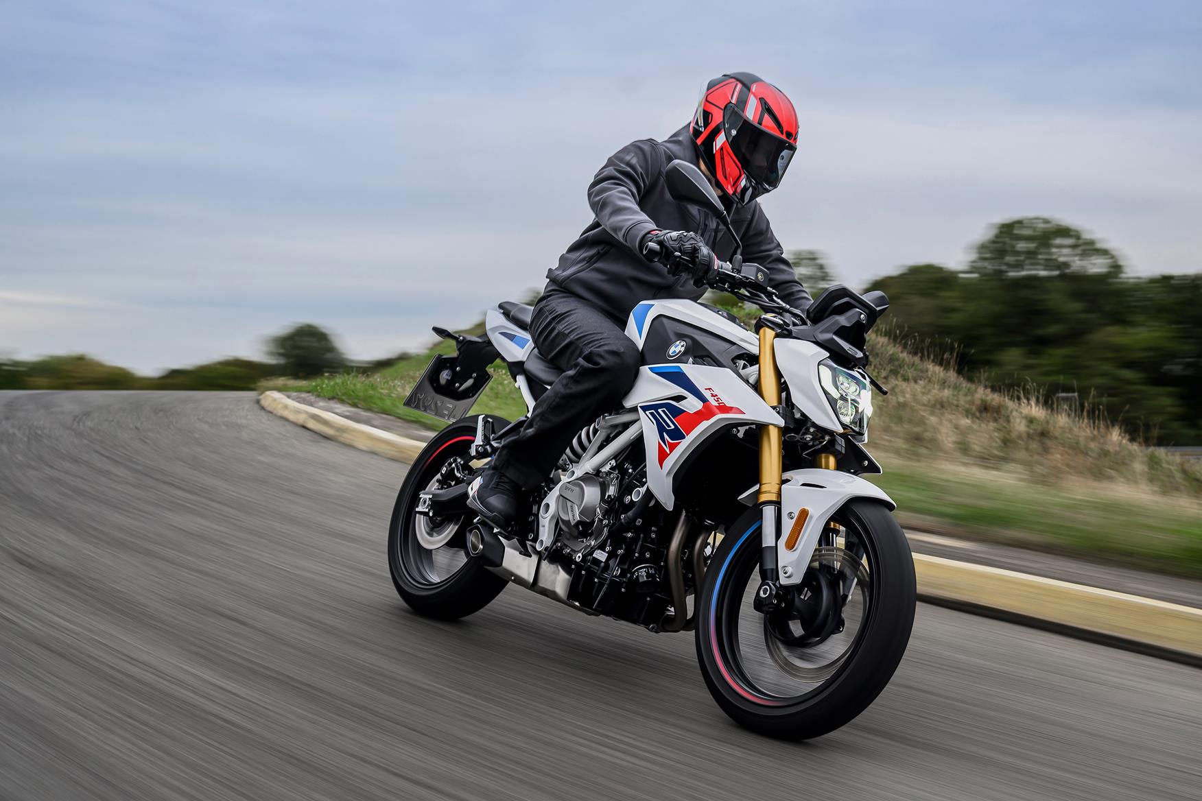 BMW F450R revealed: new A2 naked bike with 46.9bhp and clutchless riding tech