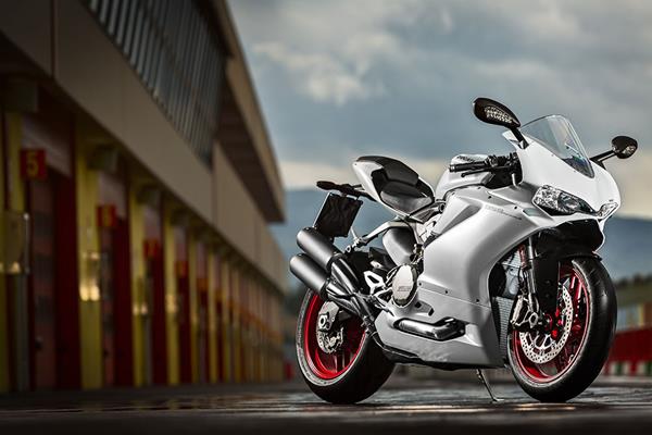 Ducati Panigale 959 review on MCN lead image