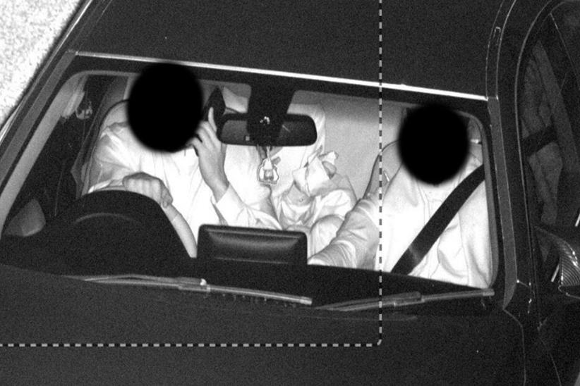 兩處道路、兩週辨識 1920 件疑似用手機！英國 AI 攝影機試驗揭分心駕駛規模