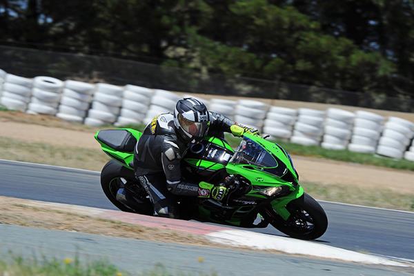 2016 Kawasaki ZX-10R right turn on track from inside