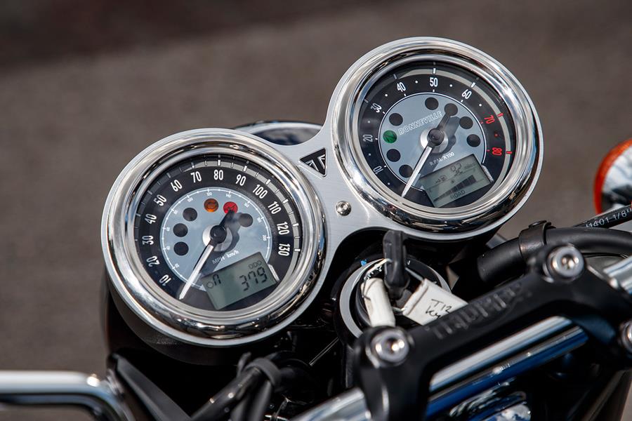 2021 Triumph Bonneville T120 clocks