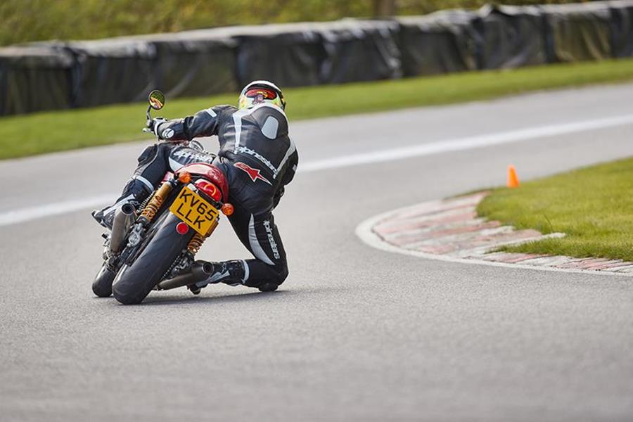 Triumph Thruxton R knee down cornering shot