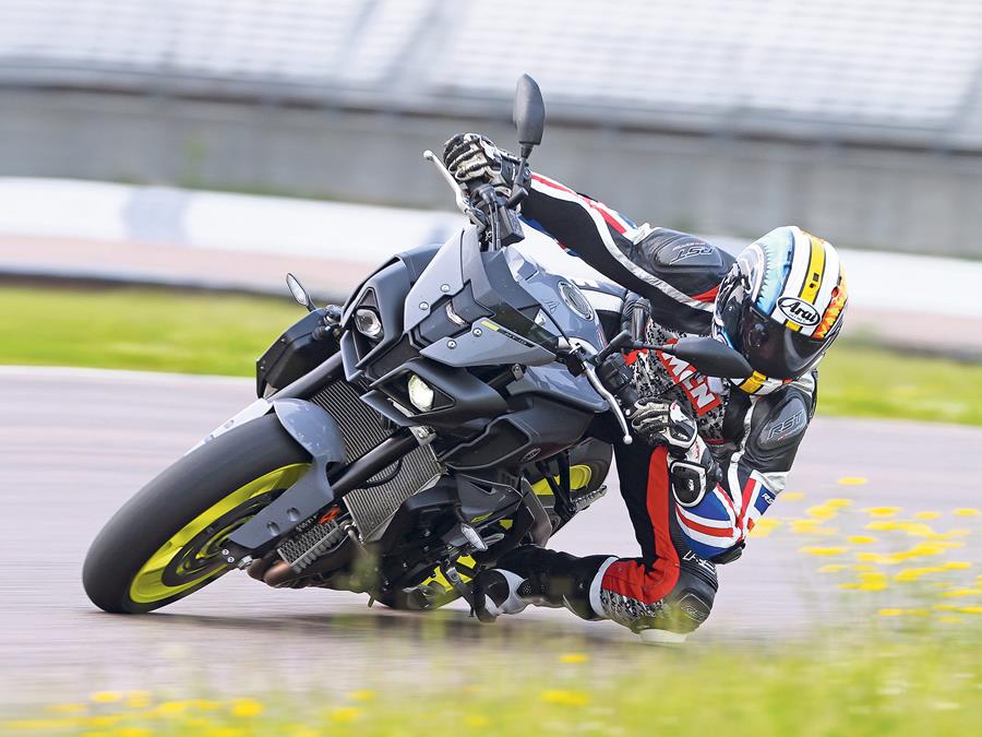 Knee down on the Yamaha MT-10