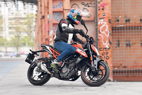 2017 KTM 125 Duke tested for MCN by Michael Neeves