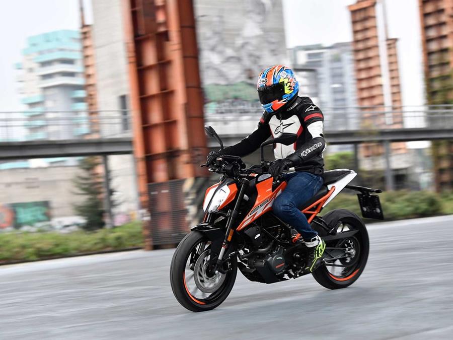 KTM 125 Duke shines on road or track