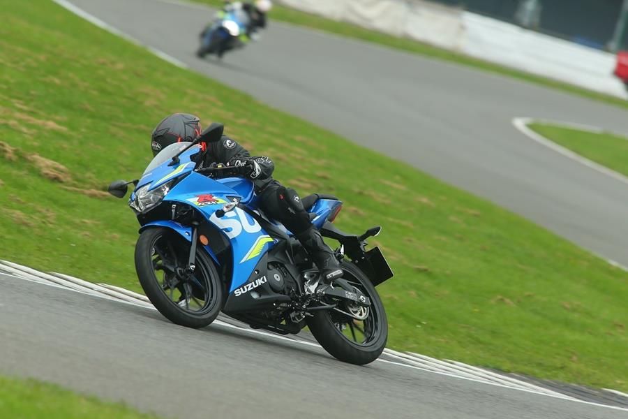 Suzuki GSX-R125 cornering on track