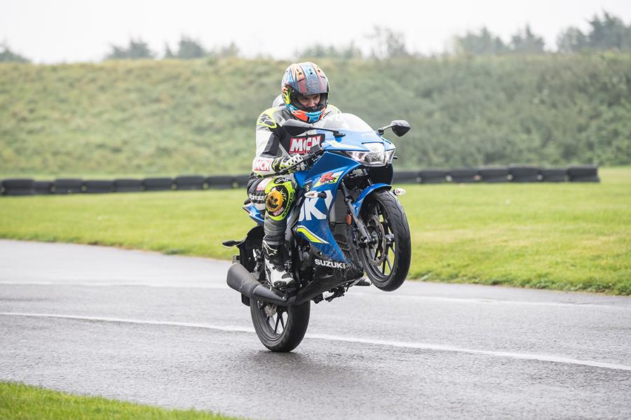 Suzuki GSX-R125 wheelie