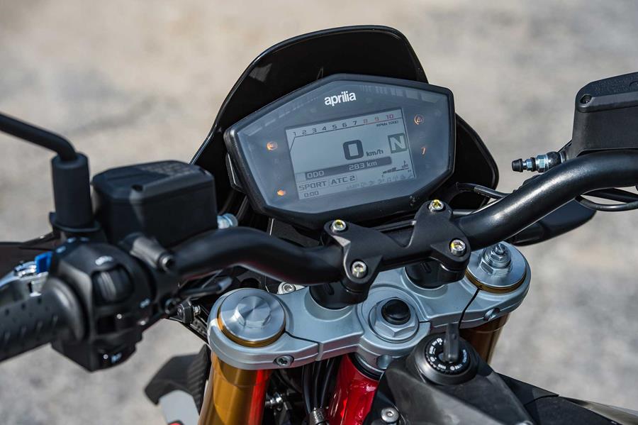 Aprilia Dorsoduro 900 clocks