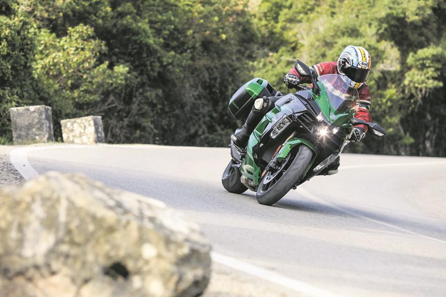 Cornering on the Kawasaki Ninja H2 SX