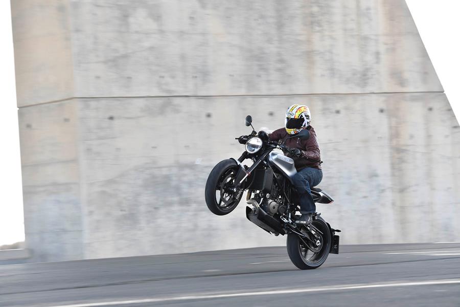 Husqvarna Vitpilen 701 wheelie