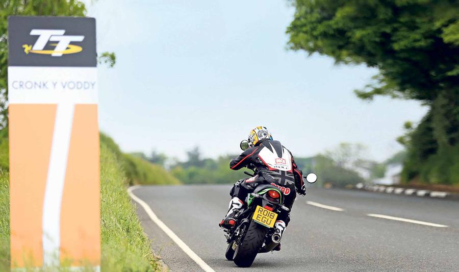 The Kawasaki Z900RS Cafe goes for a lap of the TT course