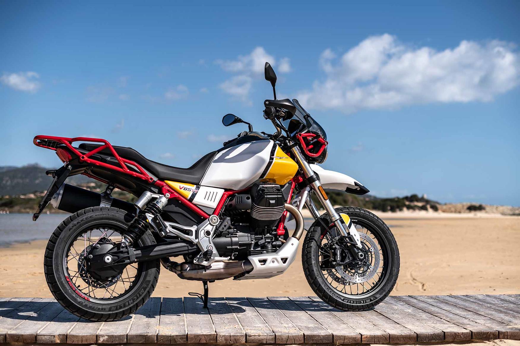 Moto Guzzi V9, Custom Bike for cities and distances. 850cc