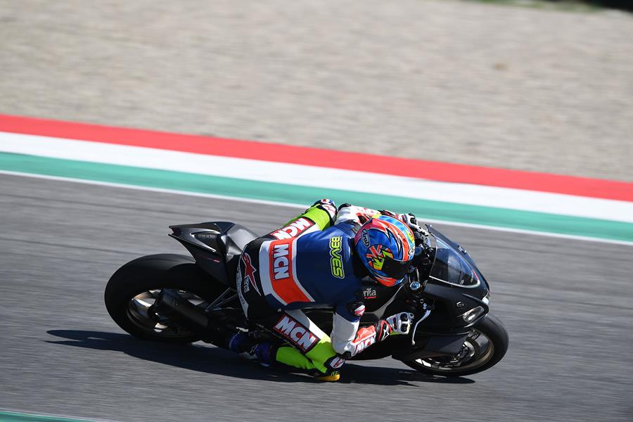 Aprilia RSV4 1100 Factory turns right