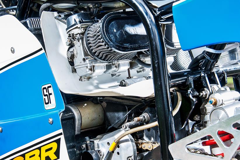 Simon Francis Services carb heat shield prevents secondhand engine heat from affecting the fuelling of the GSX-R1100 Mikuni carbs and K&N racing air filter set-up.