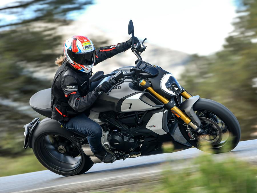 Ducati Diavel responds just like a sportsbike