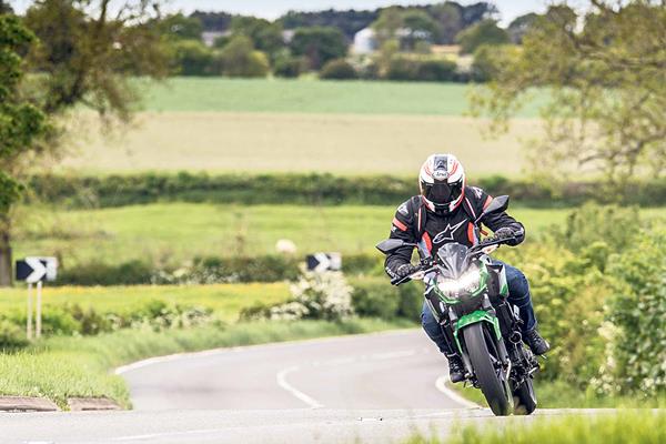 Cornering on the Kawasaki Z400