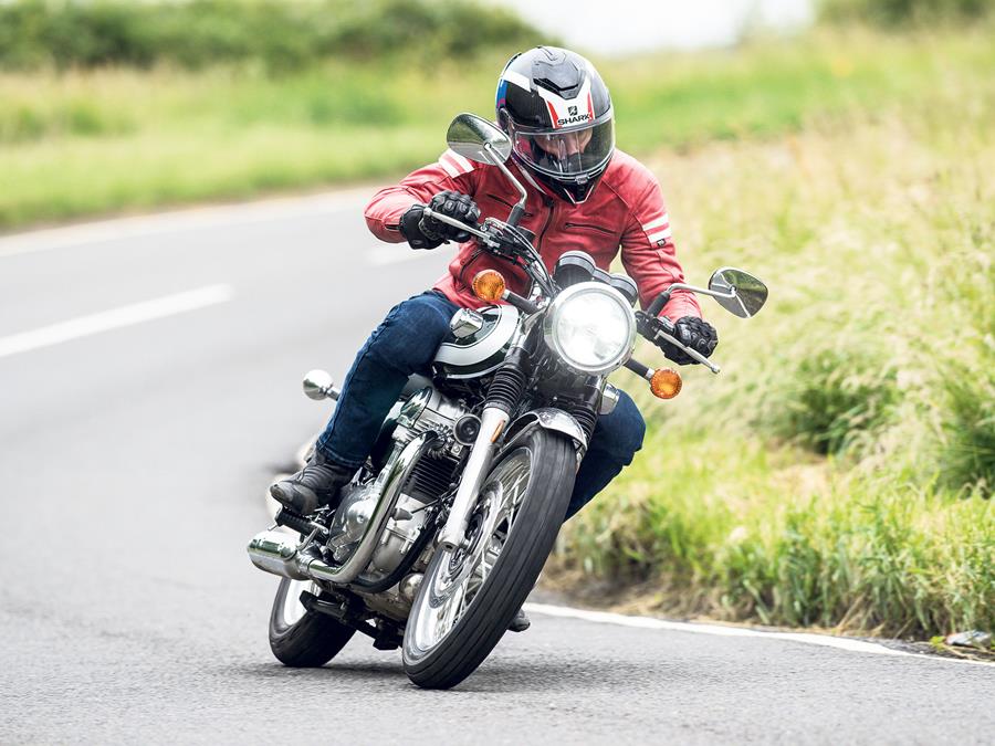 Cornering on the 2020 Kawasaki W800