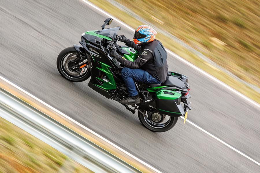 2023 Kawasaki Ninja H2 SX SE left side on the road