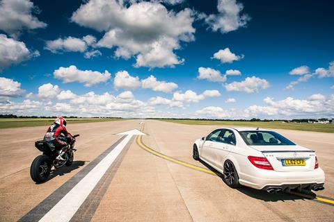 Video: Kawasaki H2R vs Mercedes-AMG C63