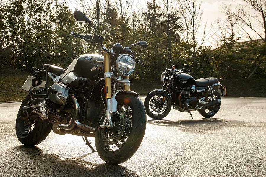 Triumph Speed Twin vs BMW R nine T