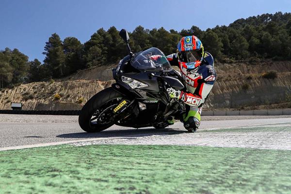 Kawasaki ZX6R on track