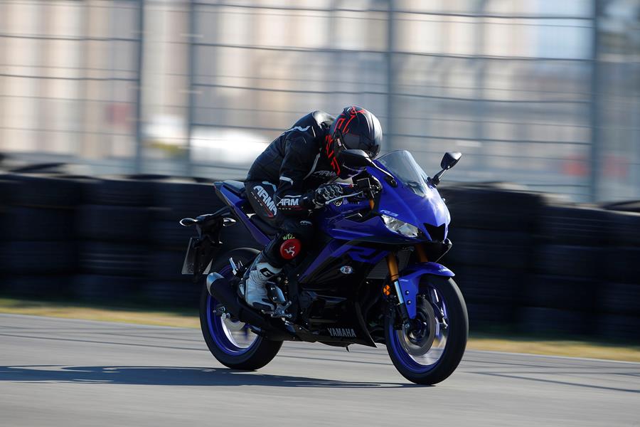 2021 Yamaha R3 top speed is 115mph