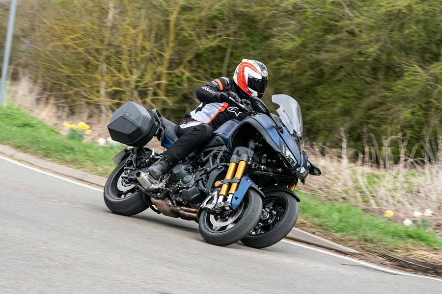 Yamaha Niken GT cornering quickly so you can see how stable this three-wheeler is in bends