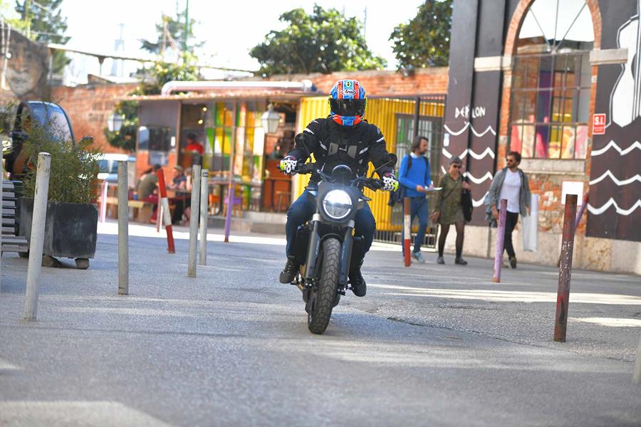 Town riding on the Husqvarna Svartpilen 701