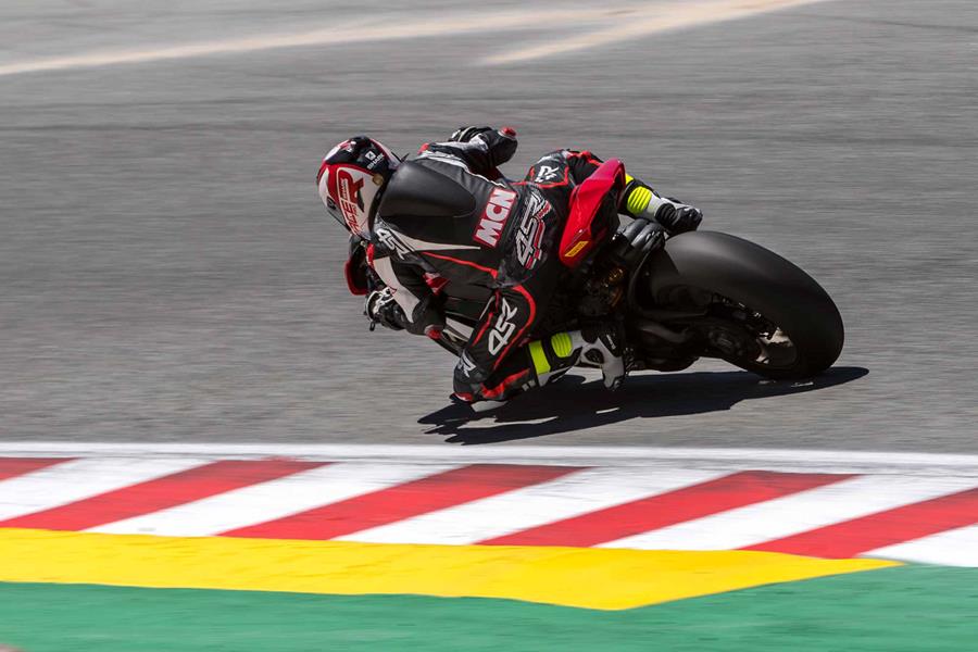 Cornering on the Ducati Panigale V4 25° Anniversario 916 