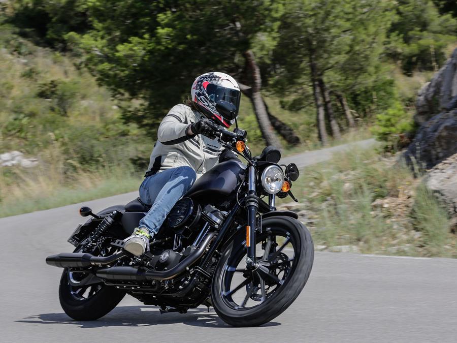 Cornering on the Harley-Davidson Iron 883