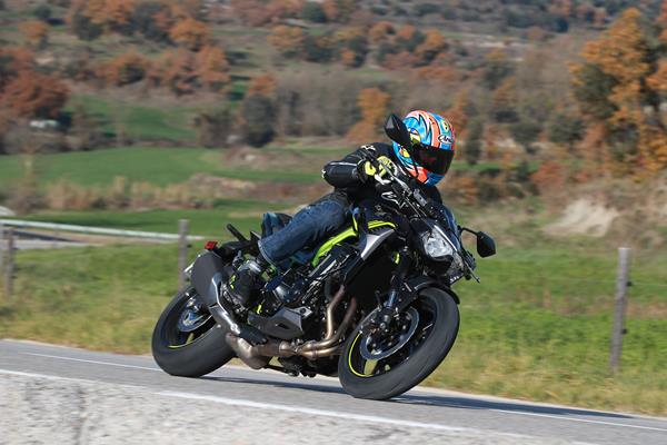 Kawasaki Z900 ridden by Michael Neeves cornering hard