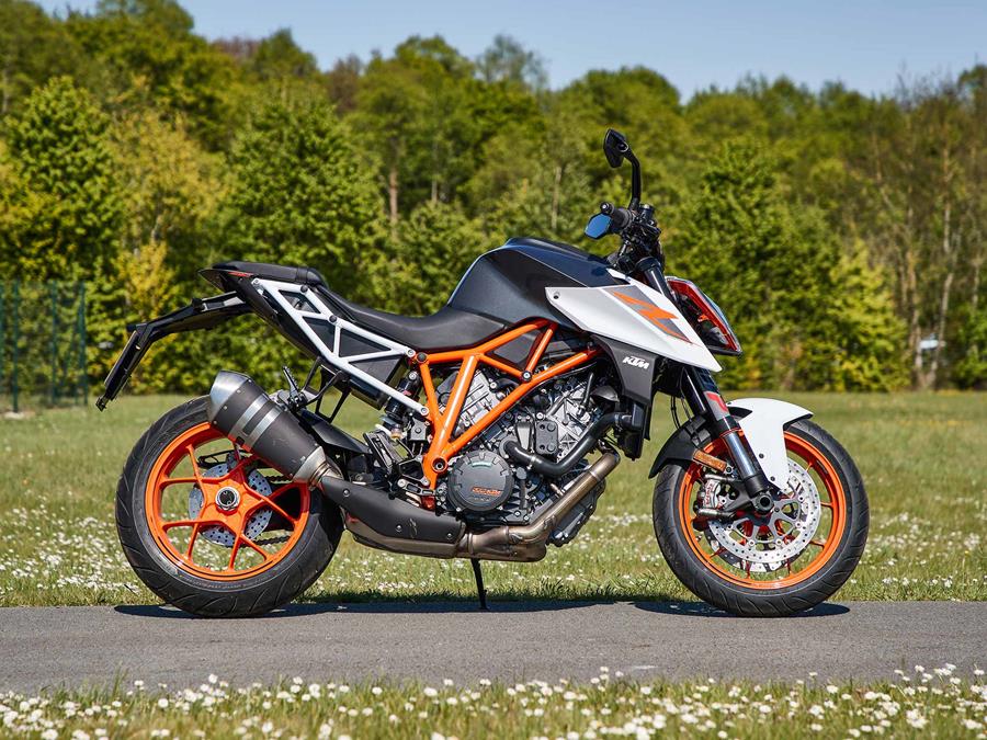 A side-on view of the 2017 KTM 1290 Super Duke R