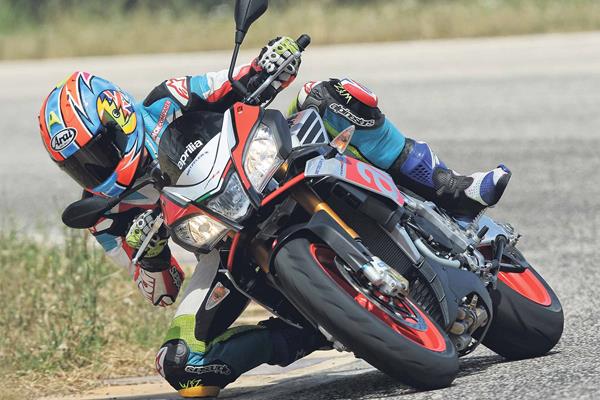 Knee down on the Aprilia Tuono V4 1100 Factory