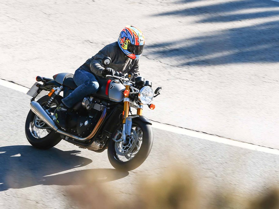 triumph thruxton riding position