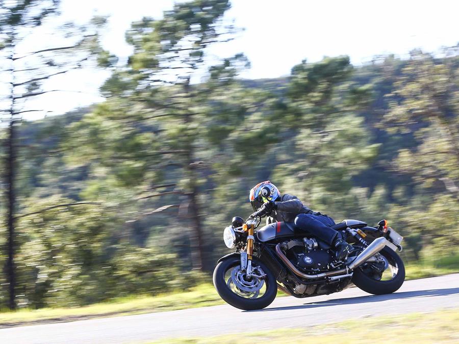 Cornering on the Triumph Thruxton RS