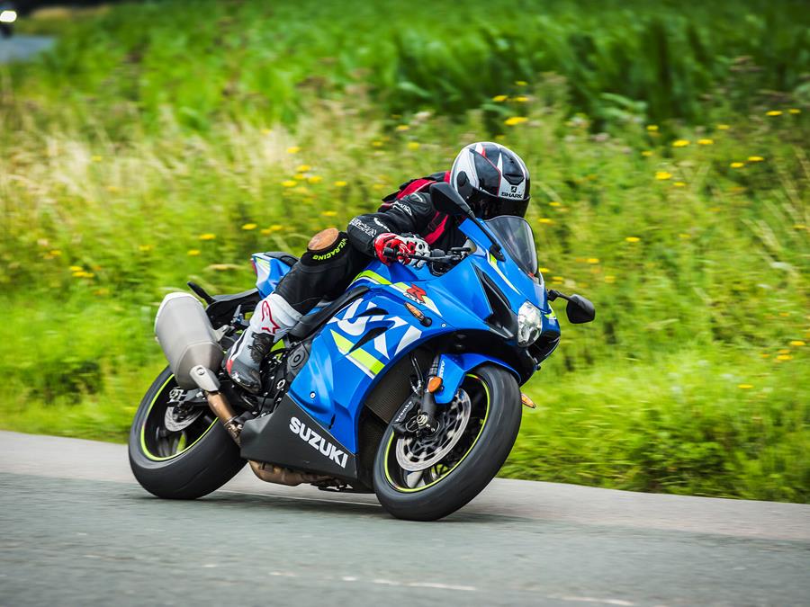 Suzuki GSX-R1000 turning left