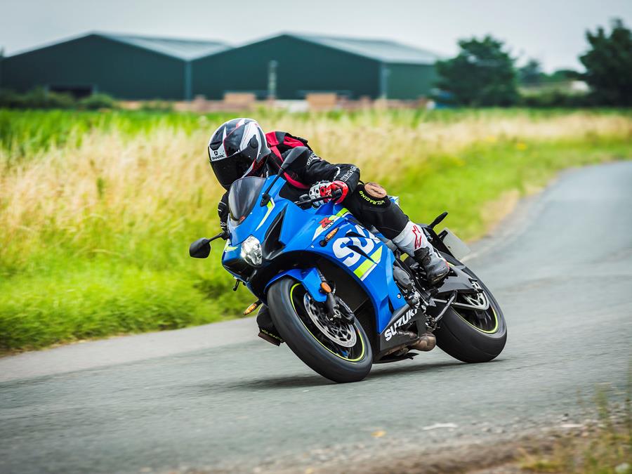 Suzuki GSX-R1000 turning right