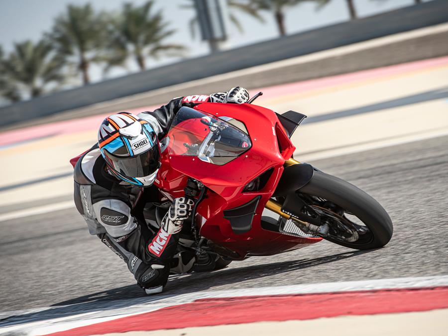 2020 Ducati Panigale V4S cornering high zoom knee down