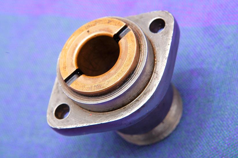 Flanged lower bevel housing contains a plain bush bearing