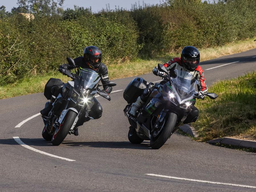 Kawasaki Ninja-1000SX vs Yamaha MT-10 Tourer cornering