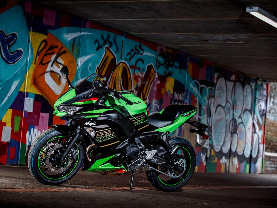 Kawasaki Ninja 650 in a tunnel