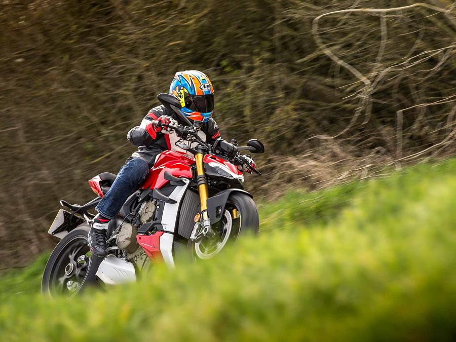 Cornering on the Ducati Streetfighter V4 S