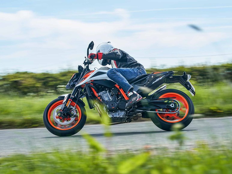 KTM 890 DUKE R (2020 - on) Review