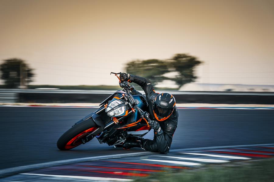 2022 KTM 890 Duke R finished in blue 