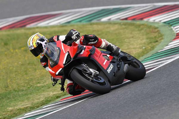 Cornering on the Ducati Superleggera V4