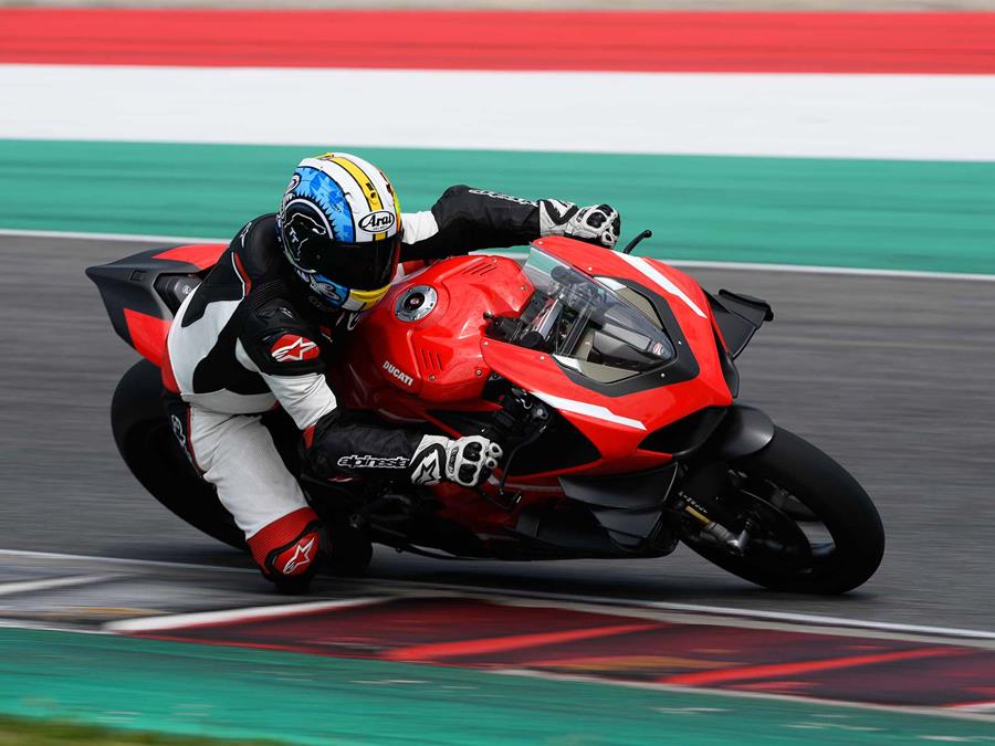 Knee down on the Ducati Superleggera V4